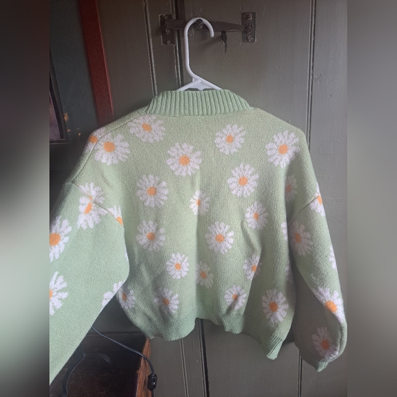 Amazon Women Y2K Daisy knit cardigan, in lime green. One size. - Picture 8 of 8